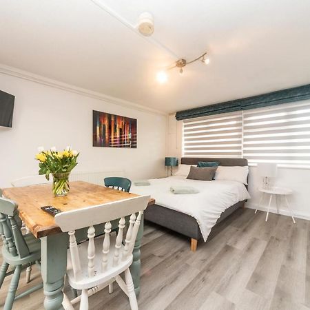 10 Boutique Studio Apartment Near Tube - Quiet Location Little Missenden Ngoại thất bức ảnh